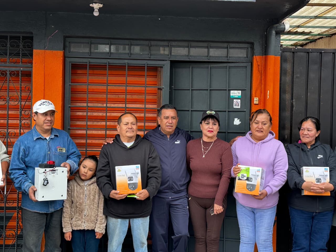 CONTINÚA IDELFONSO CARRO ROLDÁN FORTALECIENDO LA SEGURIDAD CIUDADANA CON LA ENTREGA DE CÁMARAS Y ALARMAS VECINALES