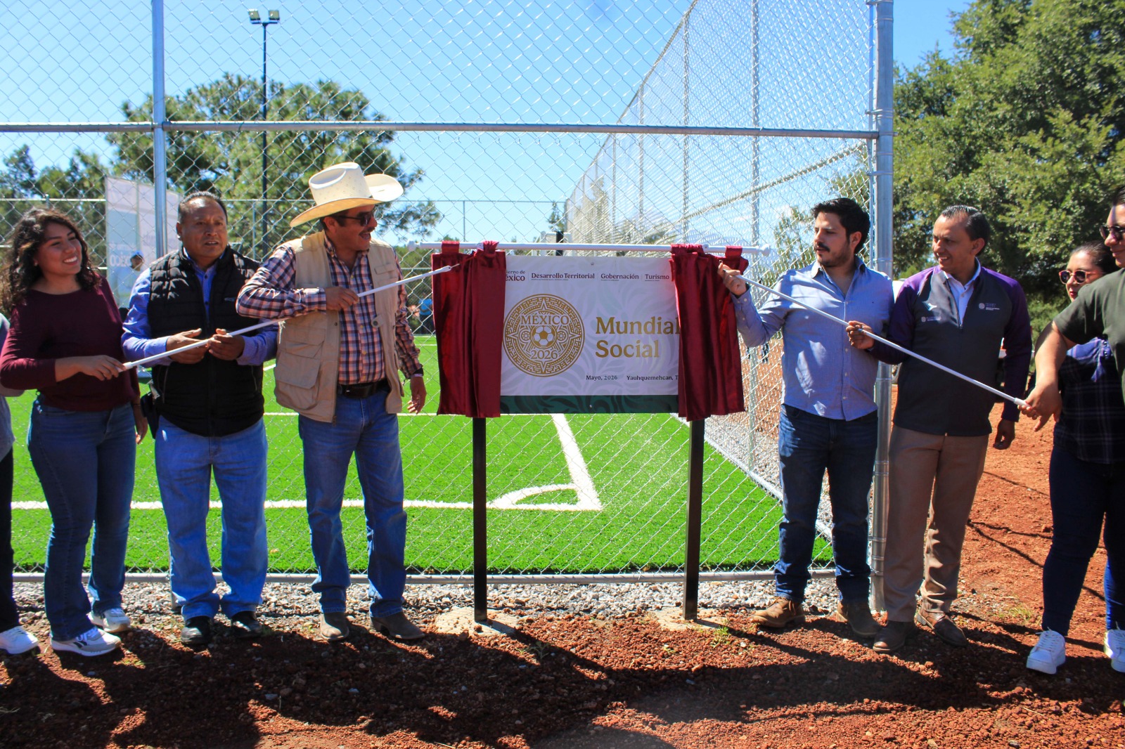 El Presidente Municipal de Yauhquemehcan David Vega Terrazas encabezó la entrega de la cancha de fútbol 5 de la estrategia federal del Mundial Social.