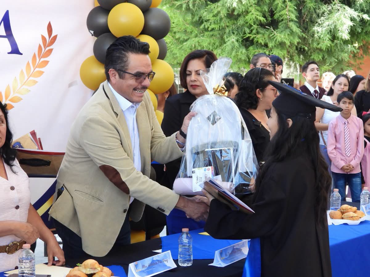 Acompaña David Vega a estudiantes de Yauhquemehcan en clausuras de fin de curso